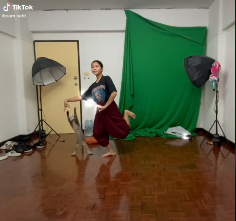 สาวเรียนออนไลน์ รำไทยหน้ากล้อง