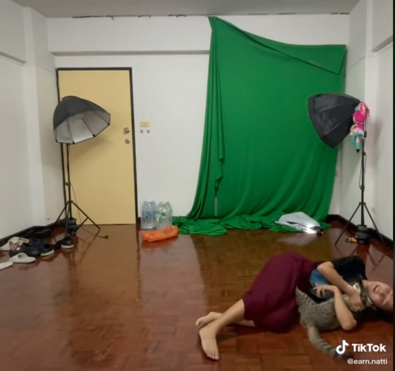 สาวเรียนออนไลน์ รำไทยหน้ากล้อง