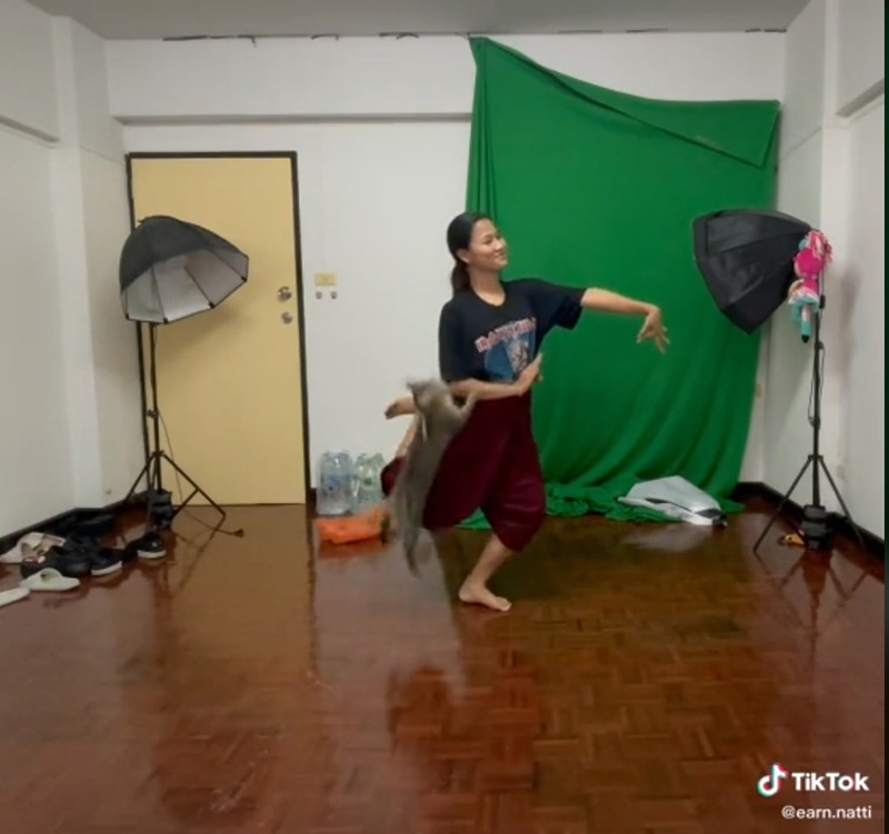 สาวเรียนออนไลน์ รำไทยหน้ากล้อง