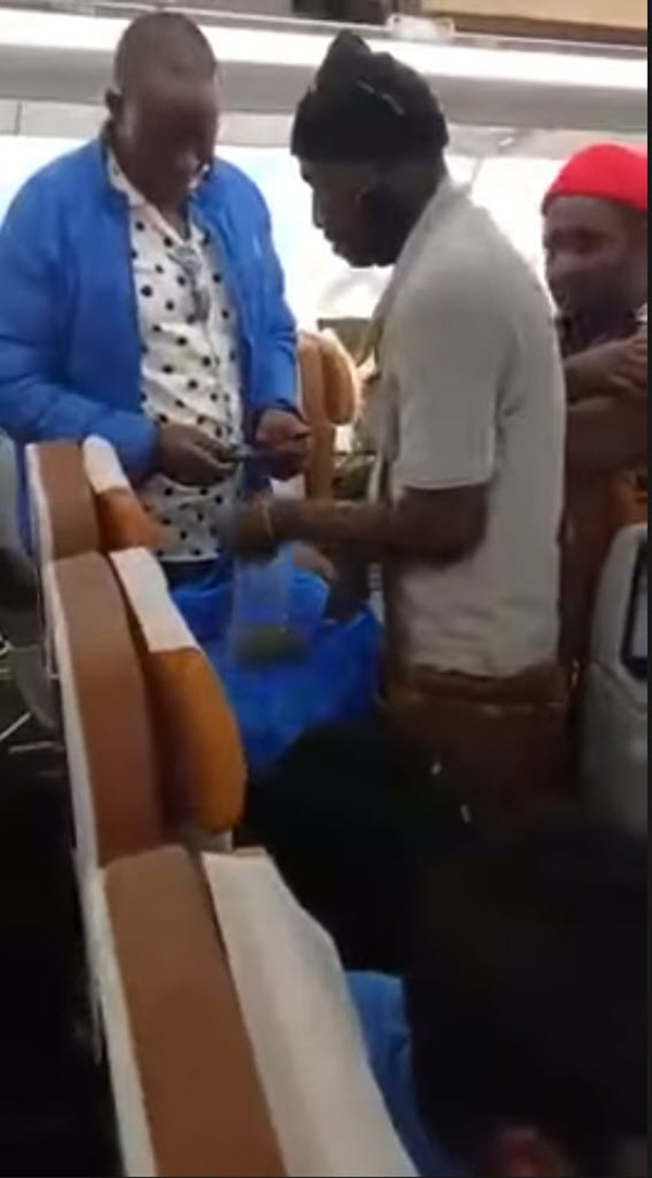 หนุ่มแบกตั๊กแตนทอดขายบนเครื่องบิน