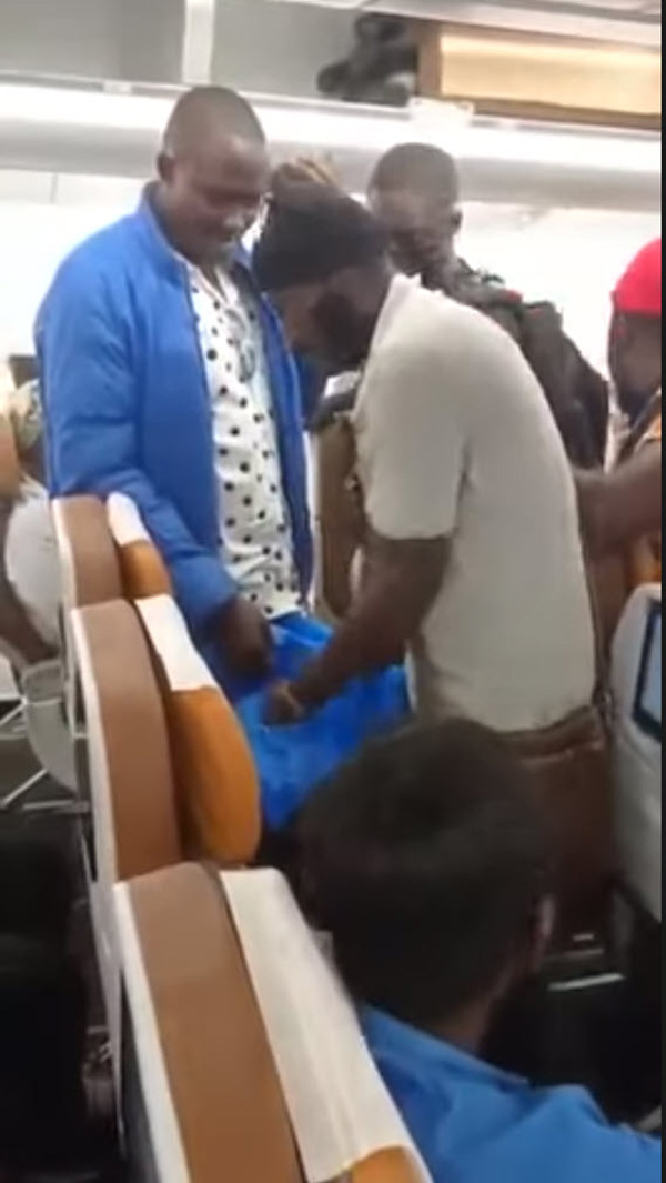 หนุ่มแบกตั๊กแตนทอดขายบนเครื่องบิน