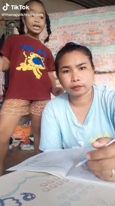 คลิปหนูน้อยให้แม่เรียนออนไลน์