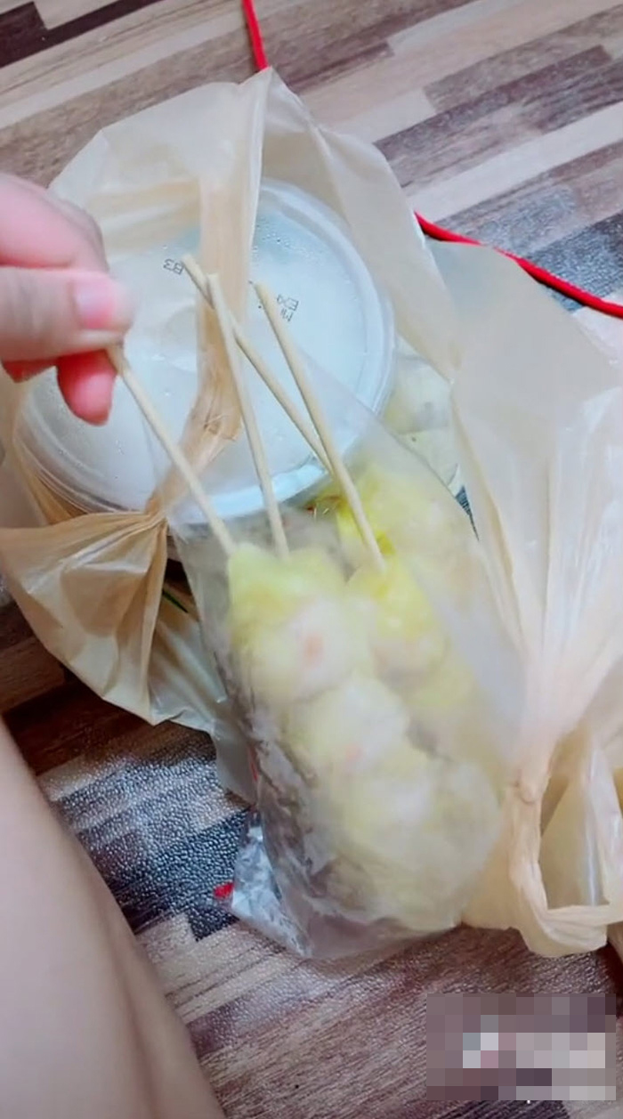 พนง.ร้านสะดวกซื้อ ทำขนมจีบหล่นอ่างล้างจาน