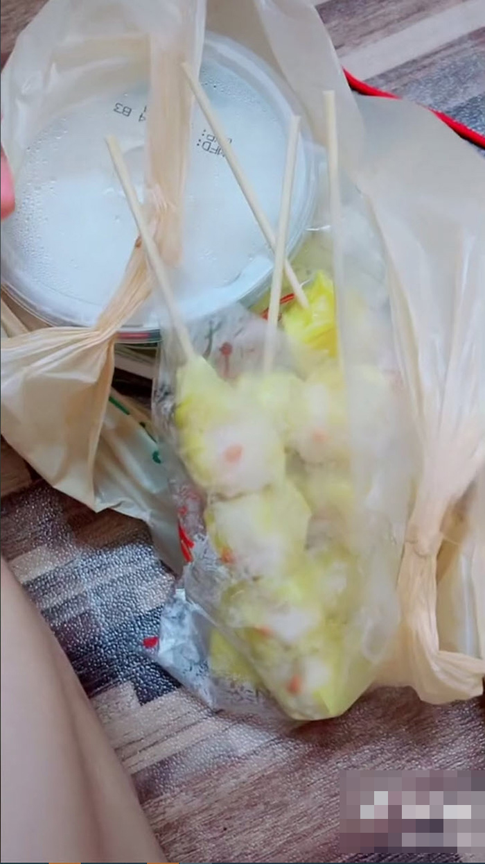 พนง.ร้านสะดวกซื้อ ทำขนมจีบหล่นอ่างล้างจาน