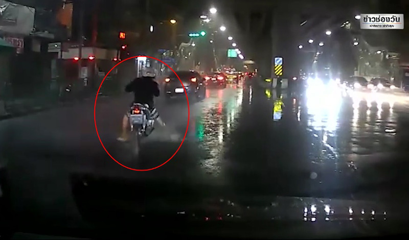 หนุ่มเฉี่ยวรถเก๋งกระจกหลุด ซิ่งหนีนึกว่าชิล 