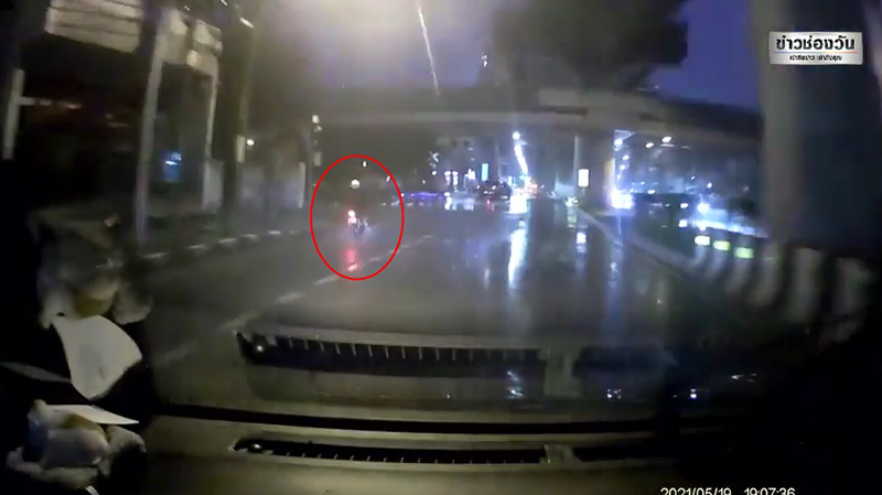 หนุ่มเฉี่ยวรถเก๋งกระจกหลุด ซิ่งหนีนึกว่าชิล 