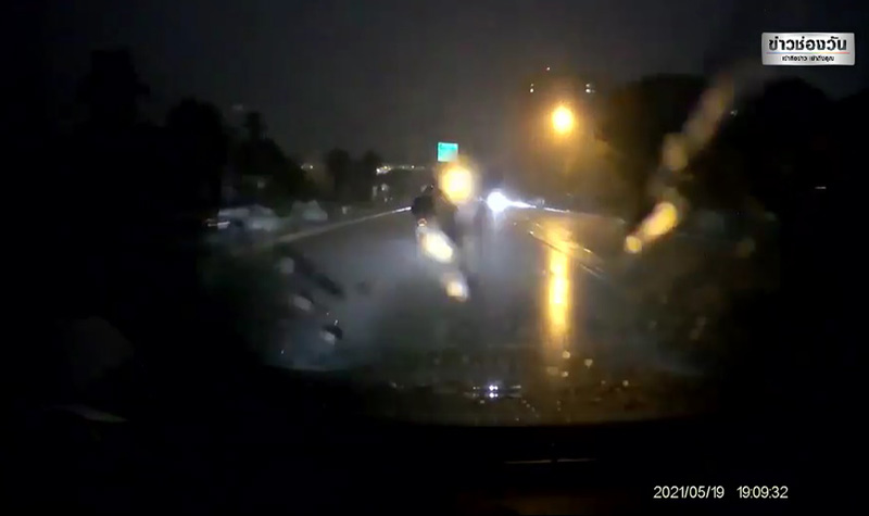 หนุ่มเฉี่ยวรถเก๋งกระจกหลุด ซิ่งหนีนึกว่าชิล 