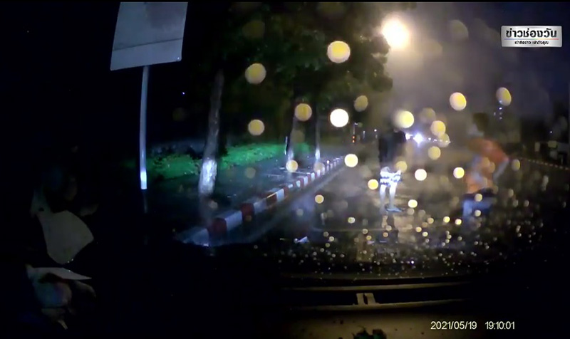 หนุ่มเฉี่ยวรถเก๋งกระจกหลุด ซิ่งหนีนึกว่าชิล 