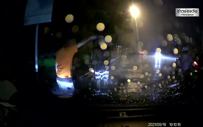 หนุ่มเฉี่ยวรถเก๋งกระจกหลุด ซิ่งหนีนึกว่าชิล 