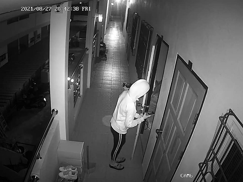 หนุ่มถูกโจรสาวบุกหอพัก