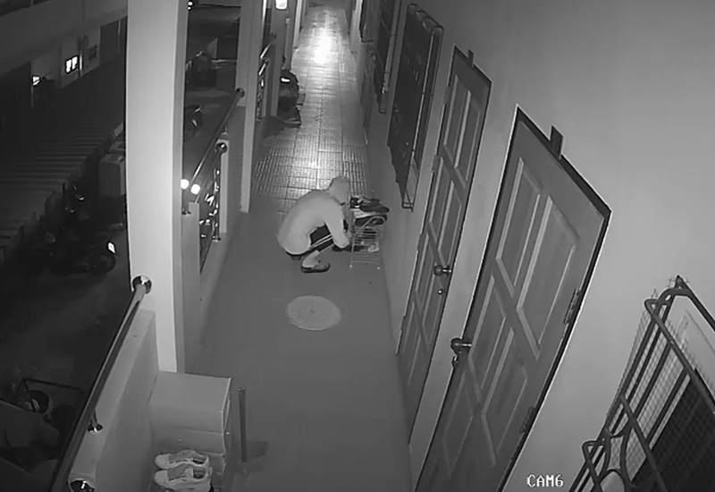 หนุ่มถูกโจรสาวบุกหอพัก