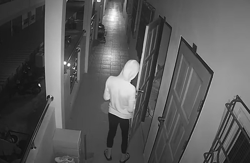 หนุ่มถูกโจรสาวบุกหอพัก