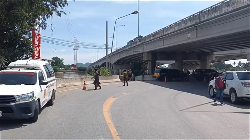 แม่หนุ่มขับรถตกแม่น้ำเจ้าพระยา พ้อ ถ้ามีขอบกั้นลูกคงไม่ตาย