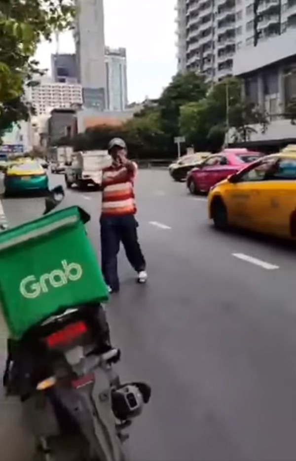 หนุ่มไรเดอร์ โวย เจอแท็กซี่หัวร้อนถือมีดสั้นไล่แทง 