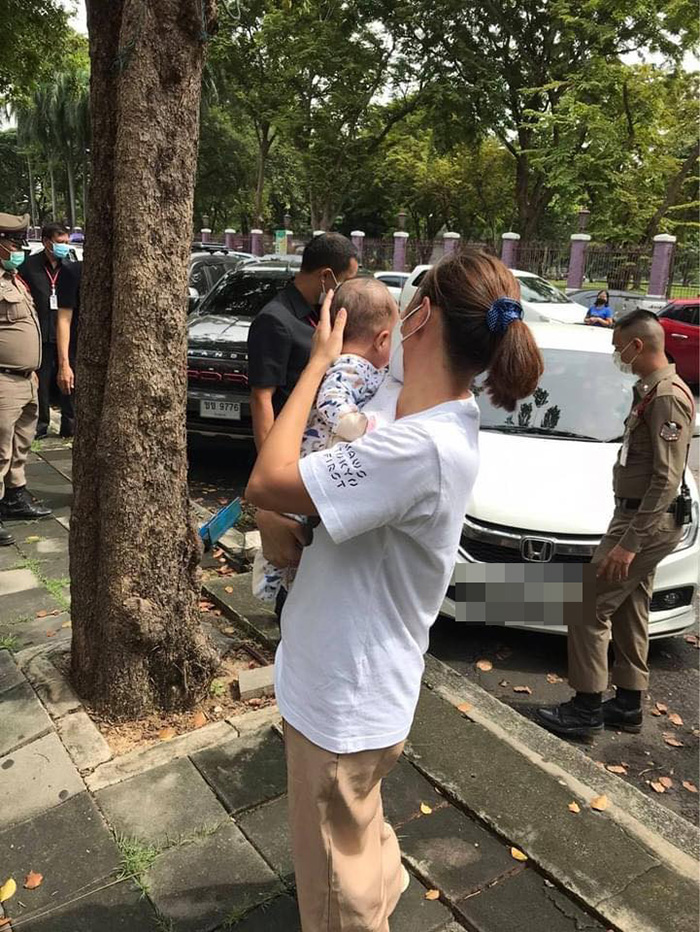 แม่วางกุญแจไว้ในรถ จู่ ๆ รถล็อก ขังลูกน้อยวัย 3 เดือน