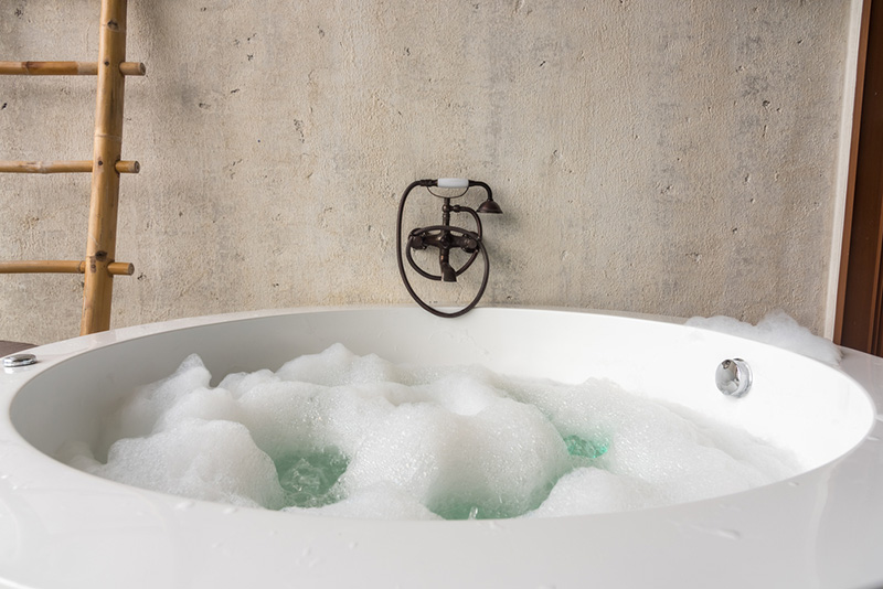 หนุ่มเข็ดเที่ยวรีสอร์ตอาบน้ำเอาต์ดอร์ 