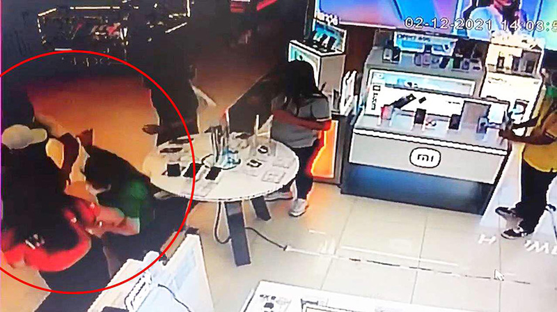 เพื่อนแฟนบุกตบกลางห้าง ชี้หน้าขู่ 