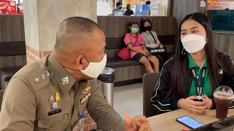 เพื่อนแฟนบุกตบกลางห้าง ชี้หน้าขู่ 