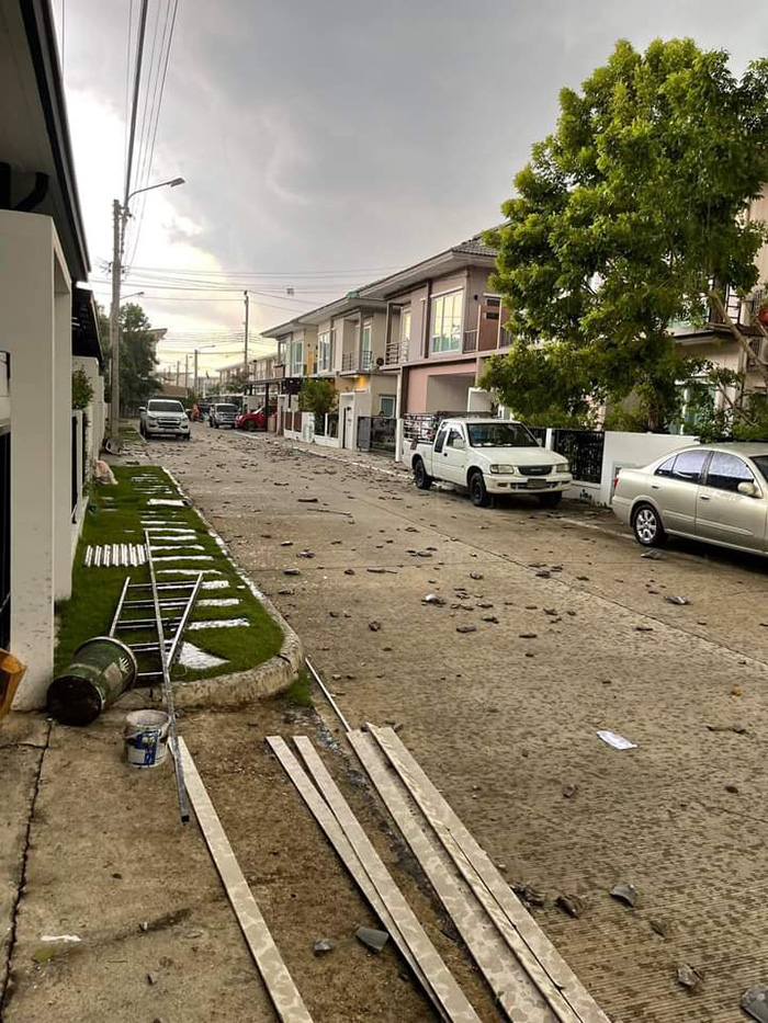 คลิปนาทีพายุหมุน ซัดบ้านย่านพระราม 3