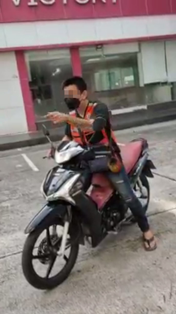 สาวผวา จอดรถดี ๆ เจอวินขี่มาชน สายตาอย่างเคลิ้ม