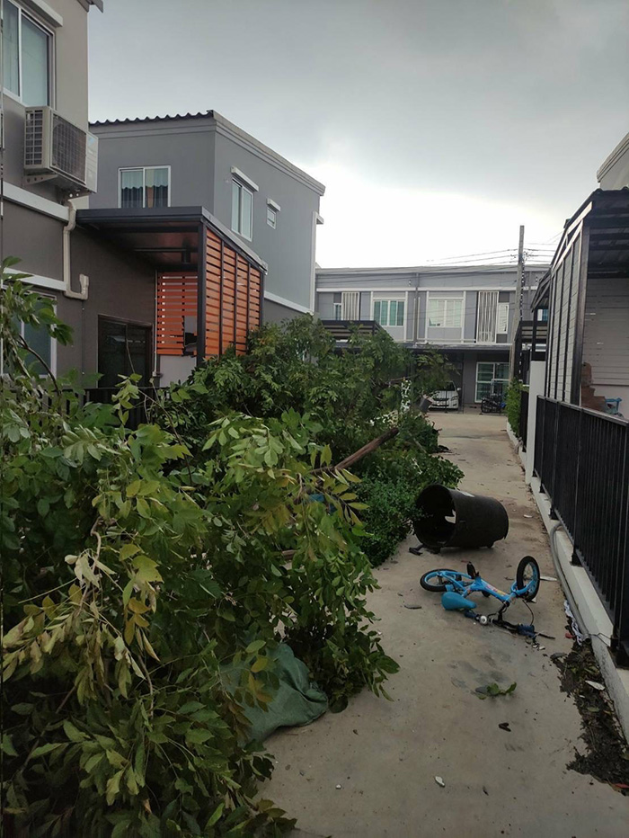 คลิปนาทีพายุหมุน ซัดบ้านย่านพระราม 3