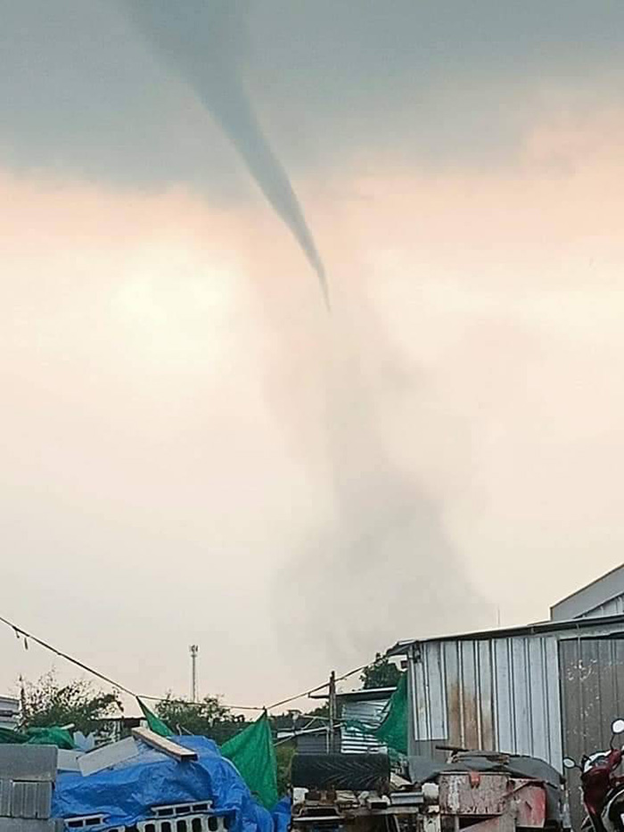 คลิปนาทีพายุหมุน ซัดบ้านย่านพระราม 3