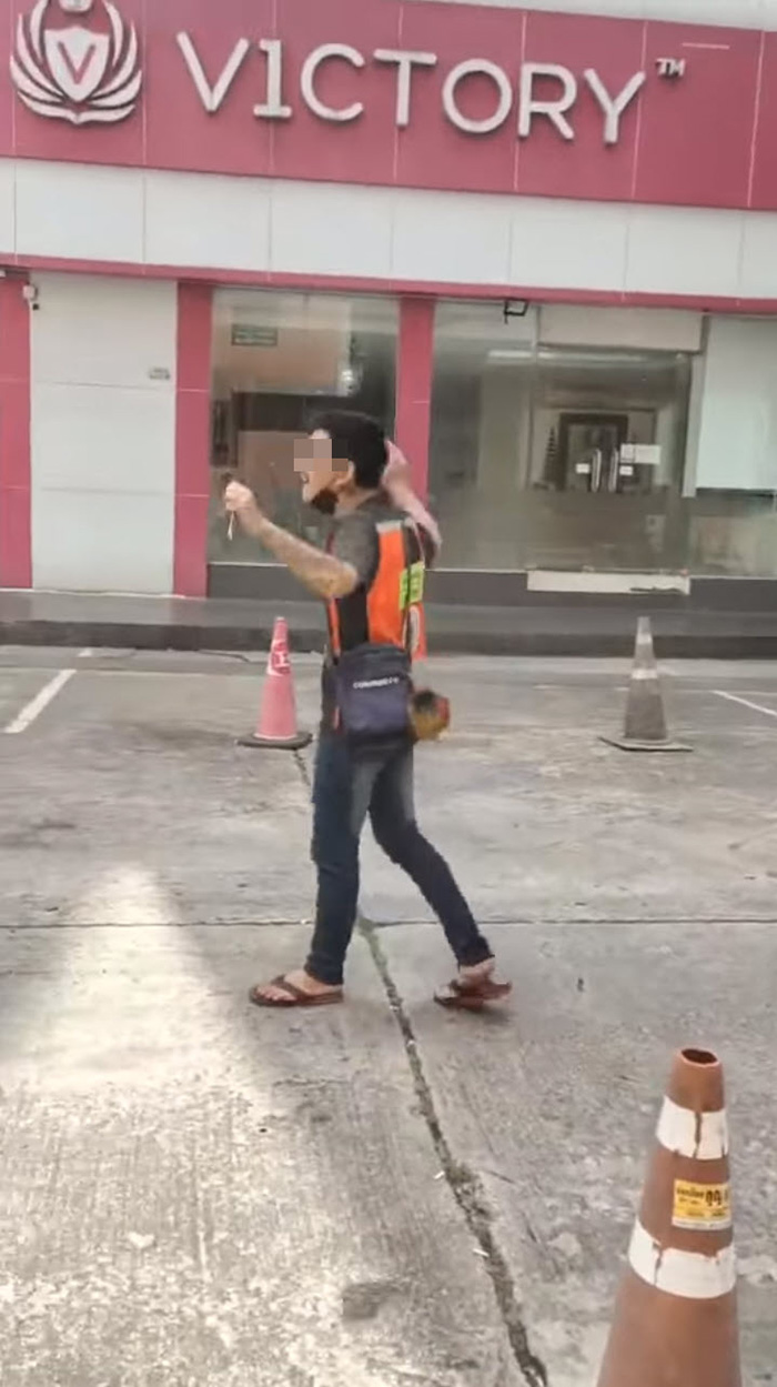 สาวผวา จอดรถดี ๆ เจอวินขี่มาชน สายตาอย่างเคลิ้ม