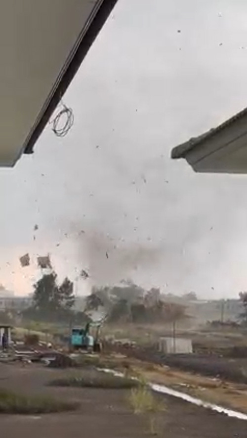 คลิปนาทีพายุหมุน ซัดบ้านย่านพระราม 3