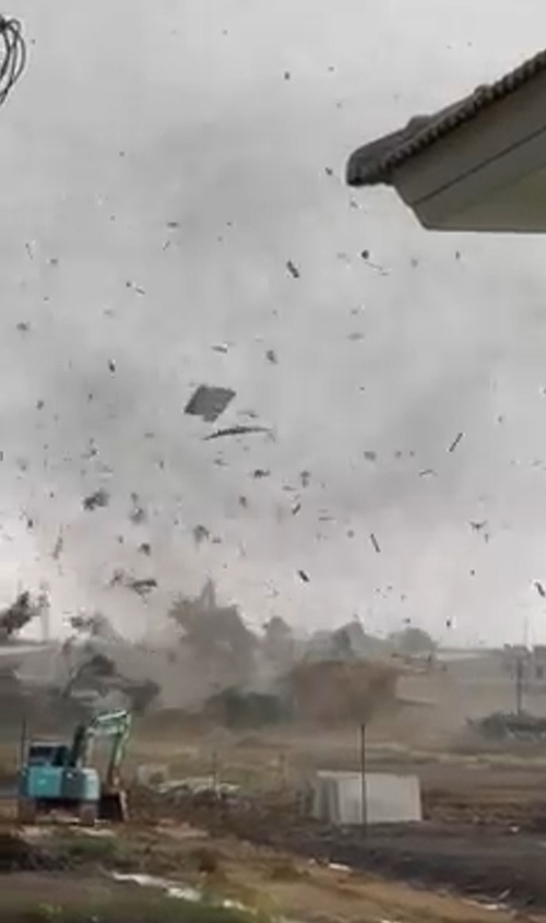 คลิปนาทีพายุหมุน ซัดบ้านย่านพระราม 3