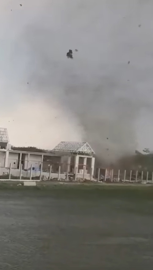 คลิปนาทีพายุหมุน ซัดบ้านย่านพระราม 3