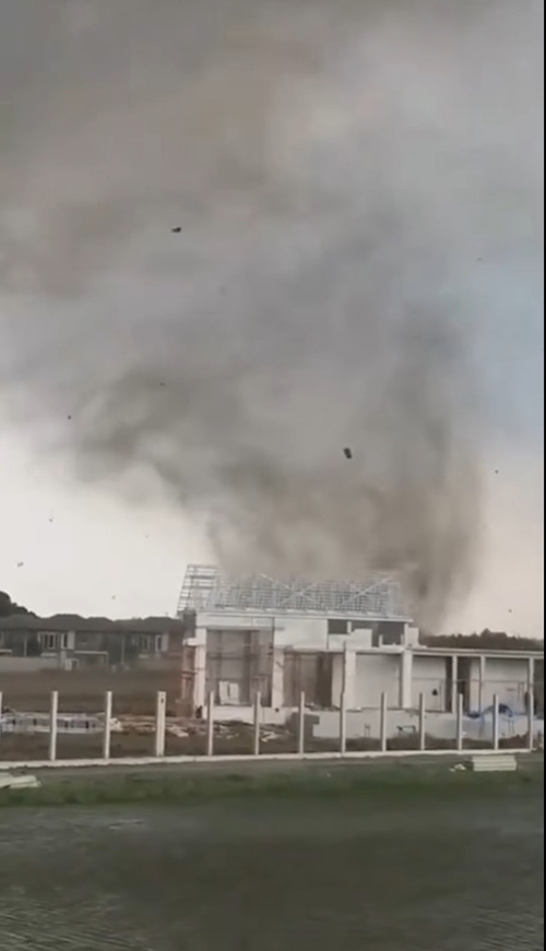 คลิปนาทีพายุหมุน ซัดบ้านย่านพระราม 3