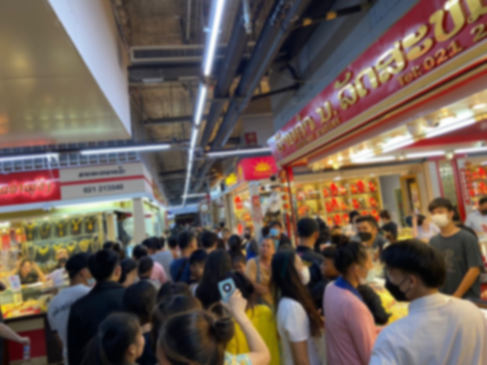 คนลาวแห่ขายทอง