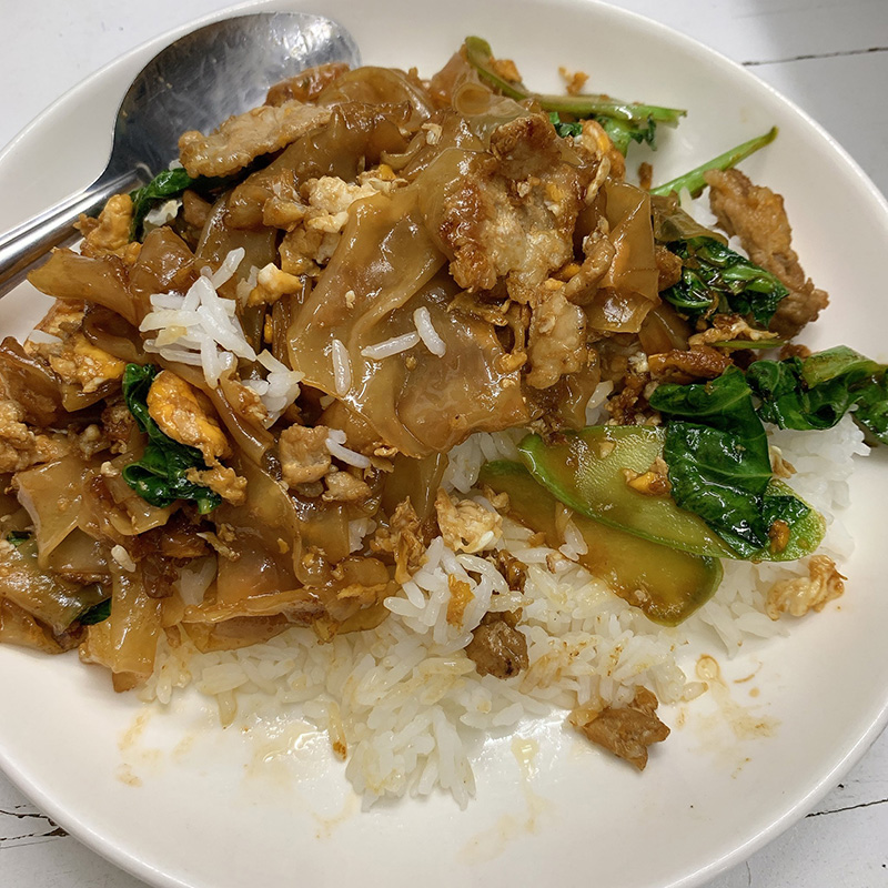 ลูกค้าสั่งหมูสับผัดซีอิ๊วราดข้าว