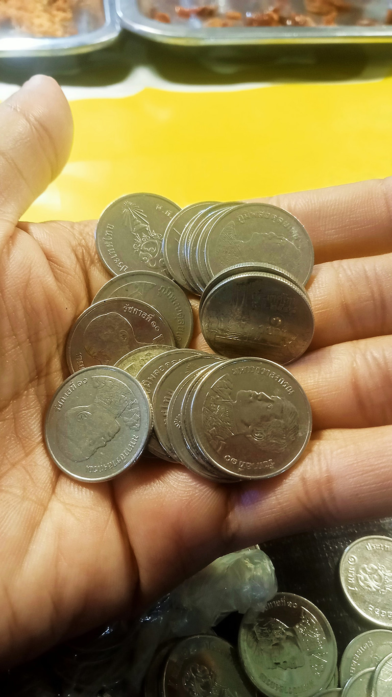 แม่ลูกอ่อน พ้อ นับเงินเหรียญบาทไปซื้อนมผงให้ลูก