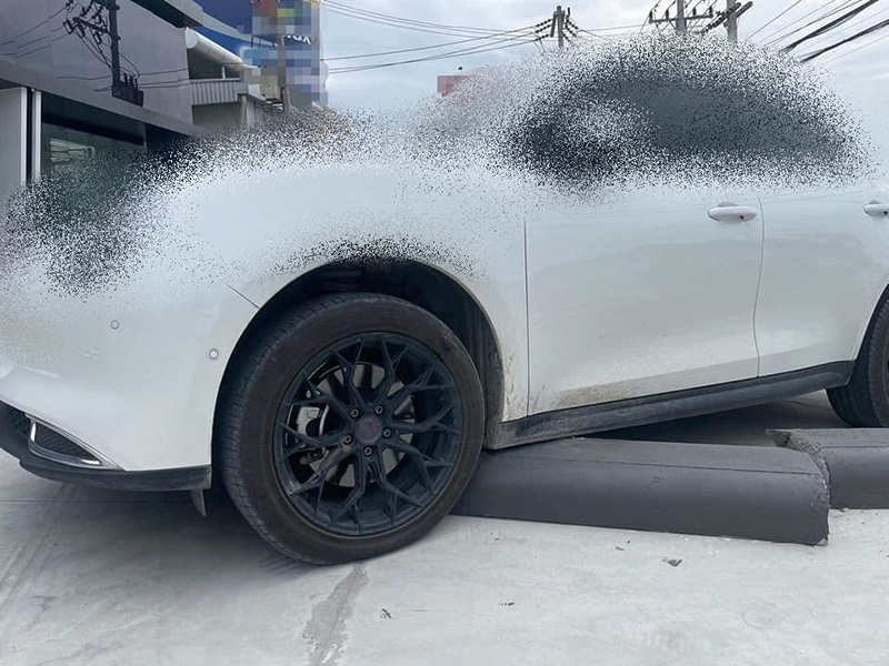 ลูกค้าเซ็ง รถยนต์ไฟฟ้า EV เกยทางเท้า ค่าเปลี่ยนแบต 620,000 บาท