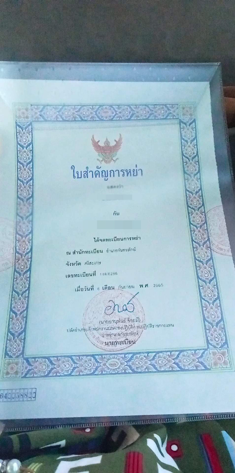 เมียหลวงโพสต์ภาพอุ้มลูกยืนดูผัวพาเมียน้อยยกขันธ์ 5 ขอหย่า 