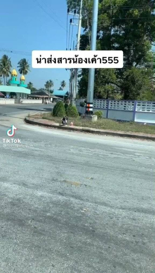 เด็กหญิงหงายหลังเงิบแบกกระเป๋าหนัก 