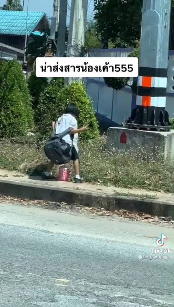 เด็กหญิงหงายหลังเงิบแบกกระเป๋าหนัก 