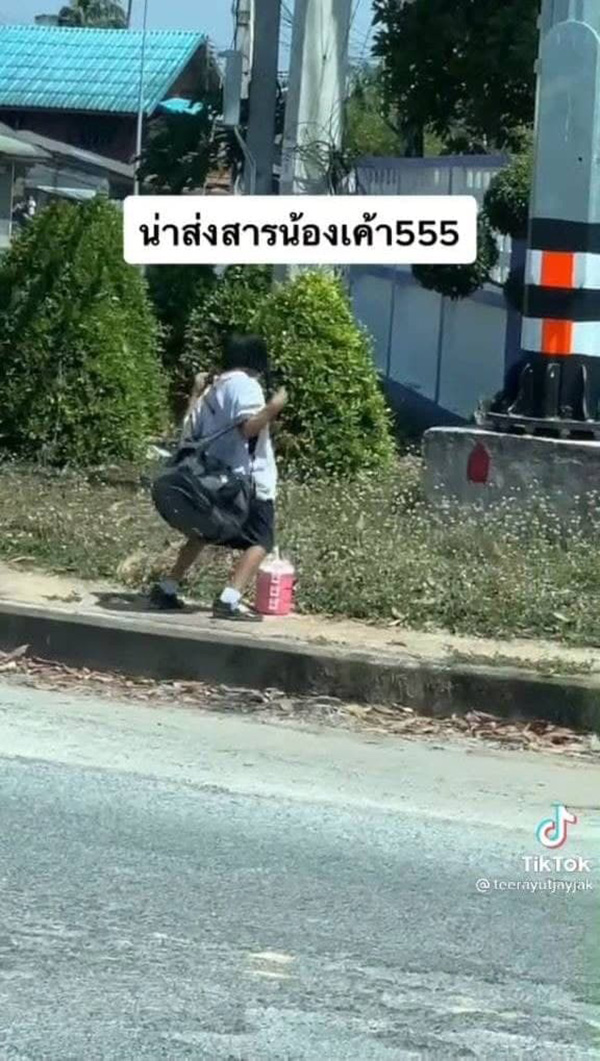 เด็กหญิงหงายหลังเงิบแบกกระเป๋าหนัก 