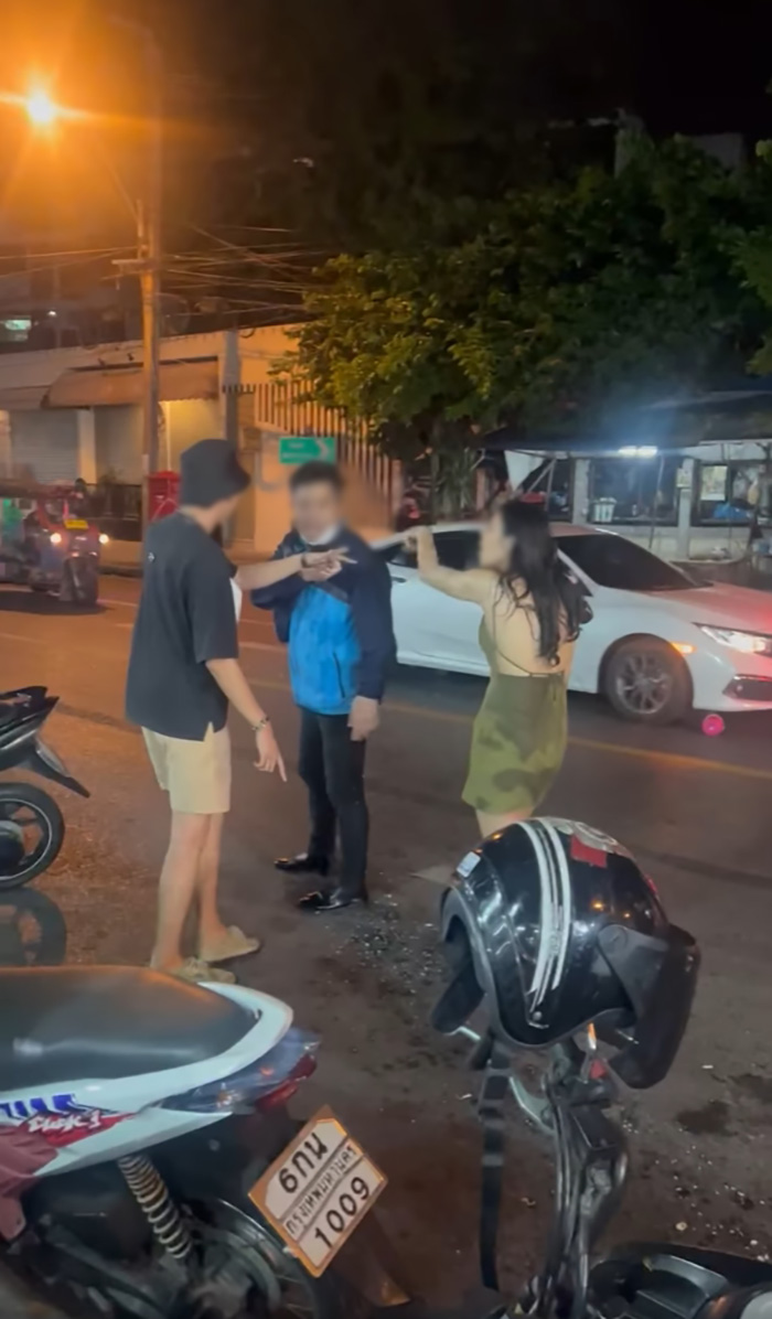 หนุ่มราดน้ำนักมวยสาวโร่ขอโทษ 