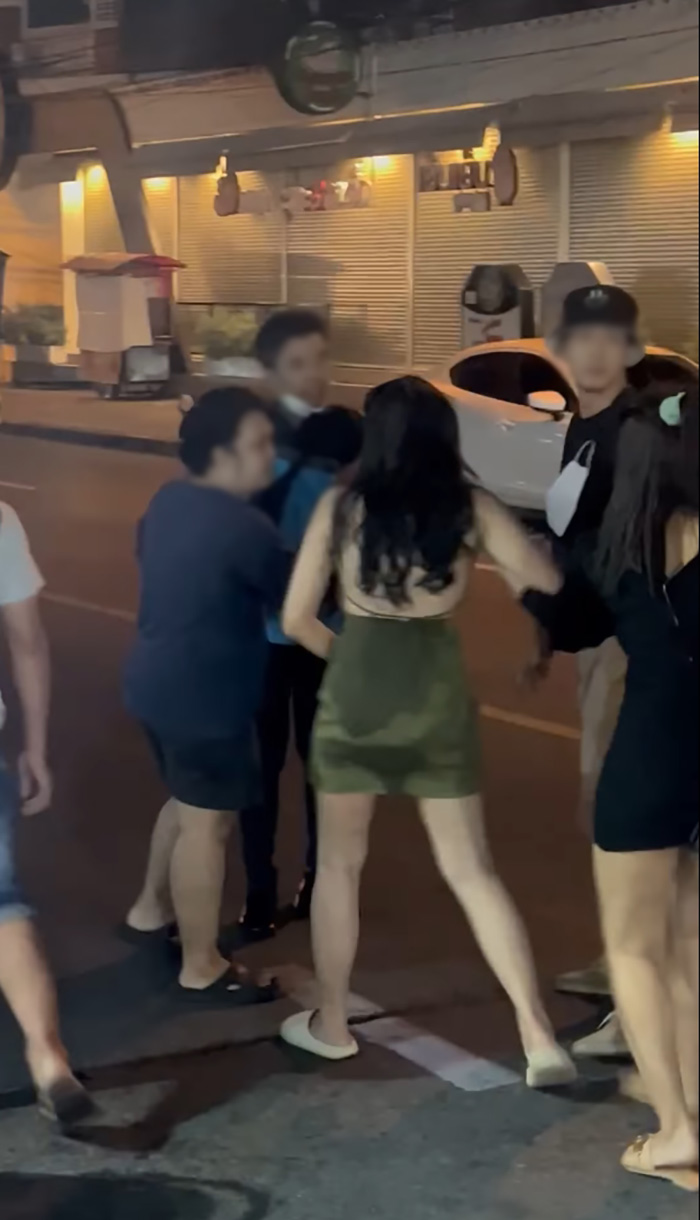 หนุ่มราดน้ำนักมวยสาวโร่ขอโทษ 