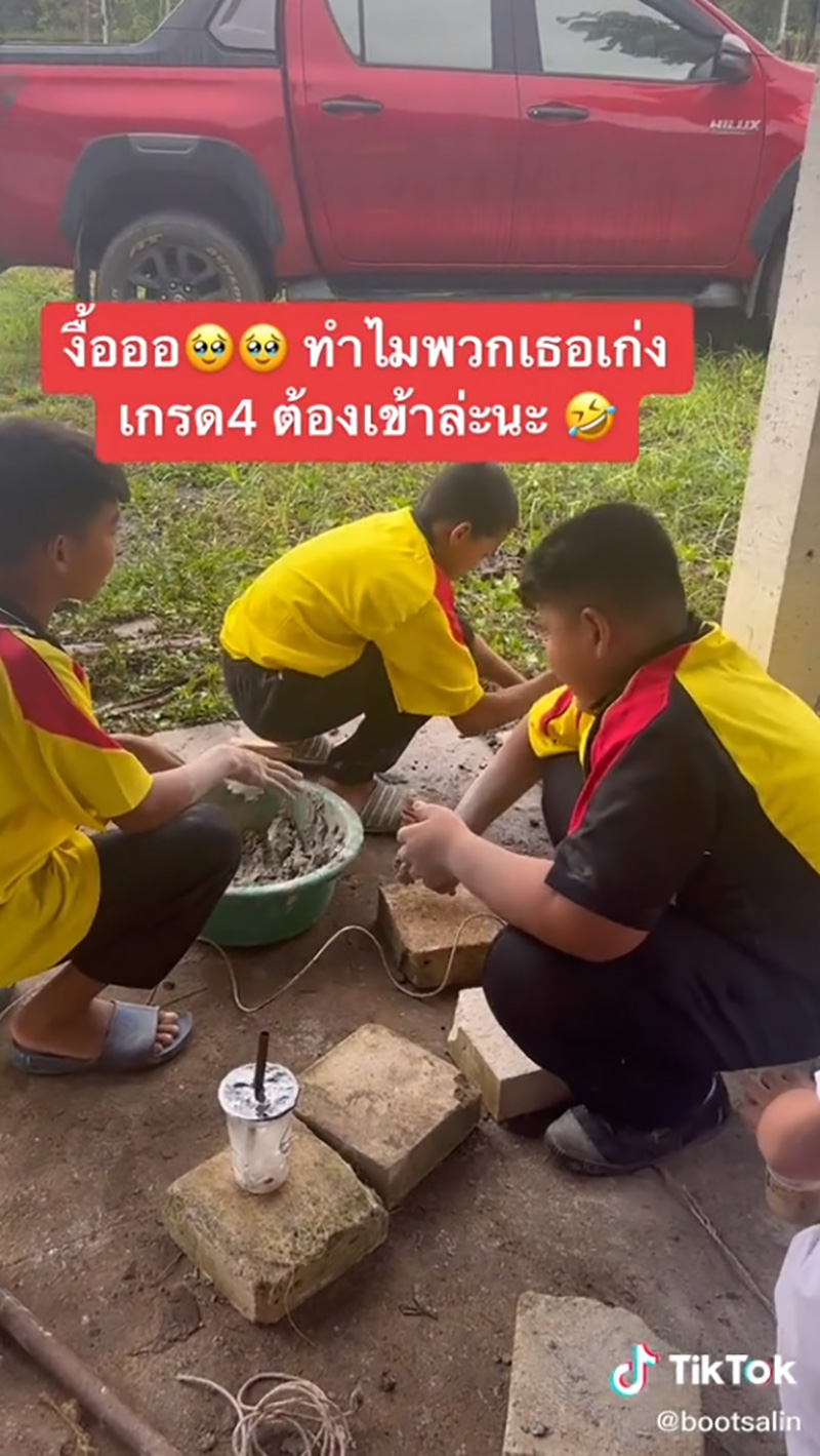 บ้านพักครูน้ำท่วม เด็กนักเรียน ม.1 รับบทช่างก่อสร้าง 