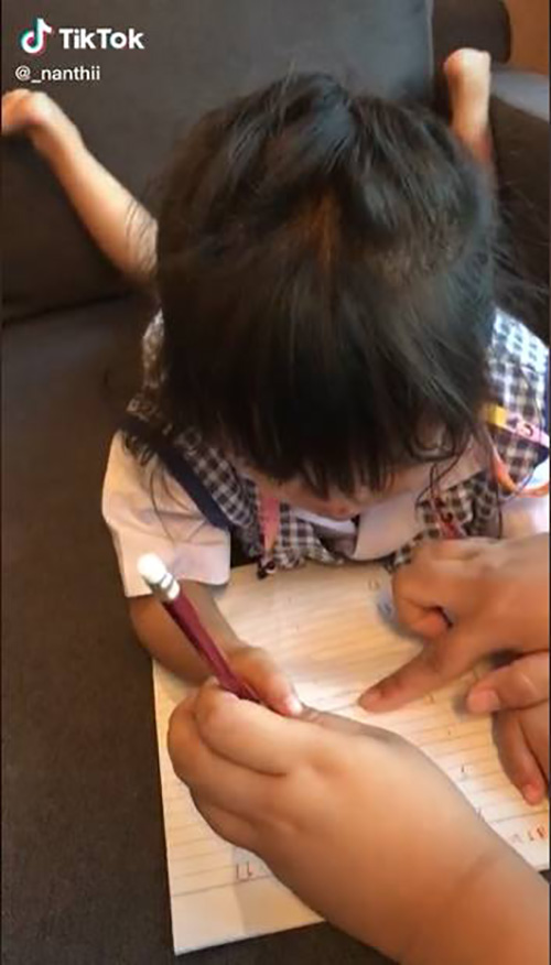 คลิป TikTok หนูน้อยอนุบาล 1 ทำการบ้าน