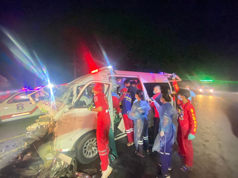 รถฉุกเฉินชนรถบรรทุก 