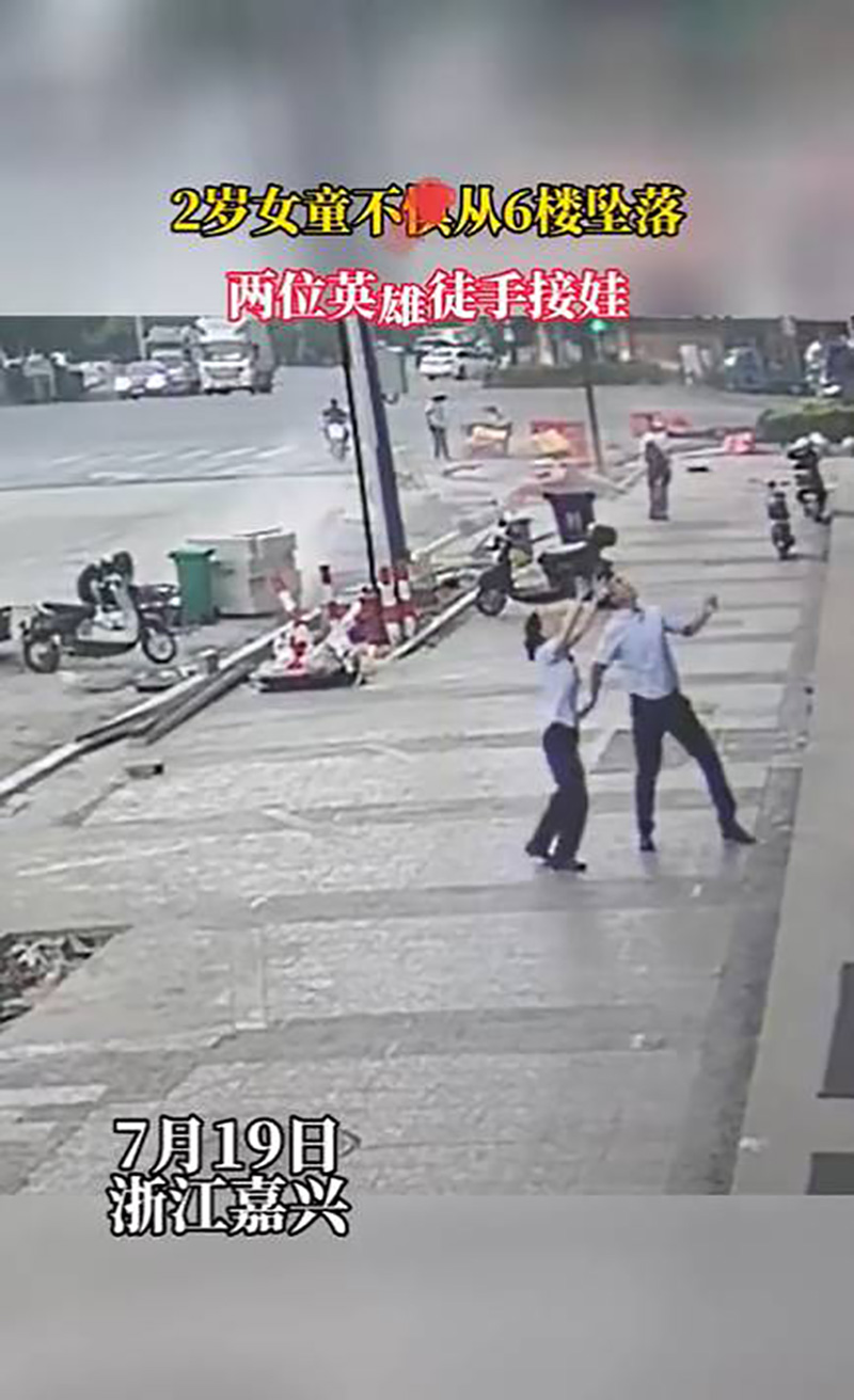 หนุ่มโผรับเด็ก 2 ขวบ ร่วงจากชั้น 4 ได้ทันควัน 