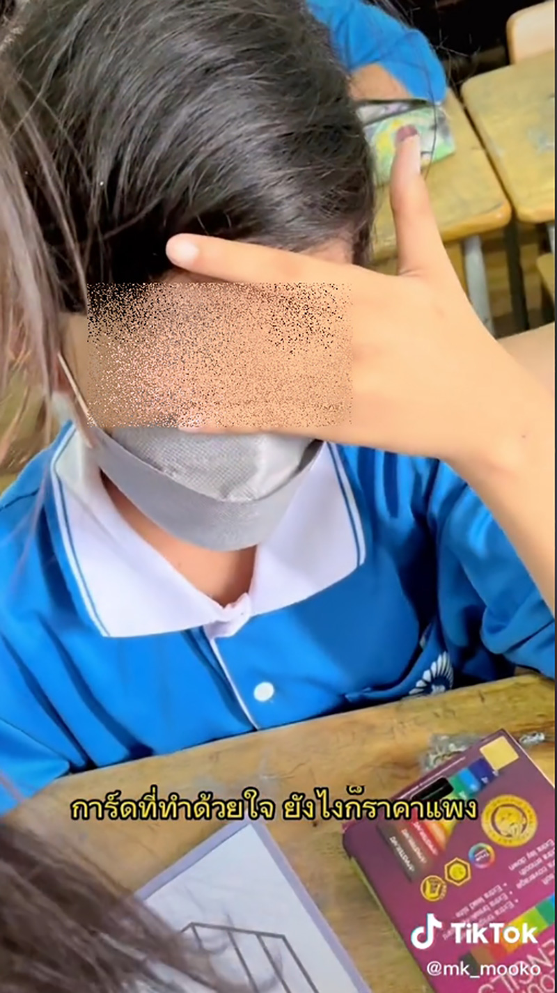 ดราม่าเบา ๆ ครูให้นักเรียนเขียนการ์ดวันแม่