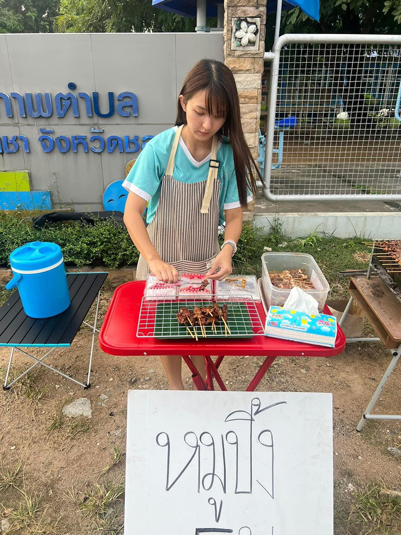 ไวรัลชวนปิ๊ง หมอป๊อป แม่ค้าหมูปิ้งไม้ละ 5 บาท 