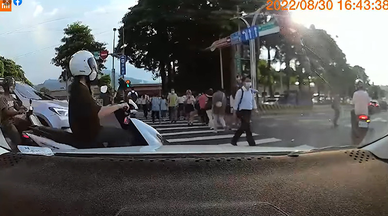 เปิดนาที มอเตอร์ไซค์ซิ่งฝ่าคนข้ามทางม้าลาย