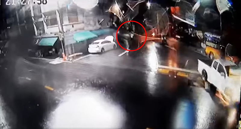 ผนังตึกถล่มใส่รถ