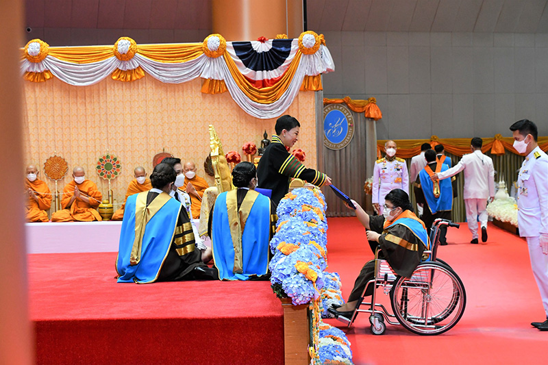 เจ้าฟ้าพัชรกิติยาภาฯ ทรงยืนยื่นพระหัตถ์พระราชทานปริญญาบัตรให้บัณฑิตพิการ 